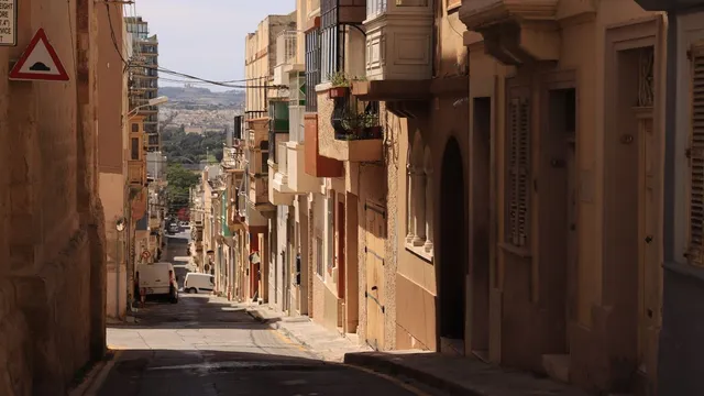 Calle maltesa con balcones cerrados